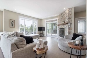 TV, fireplace, video games, books - L'Audacieux - SPA, pool table, arcade (Petite-Rivière-Saint-François)