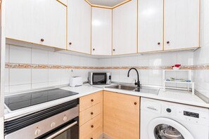 Refrigerador, microondas, horno, placa de cocina