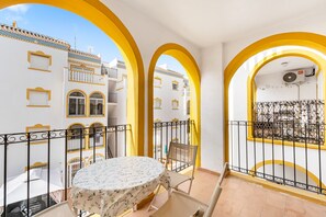 Outdoor dining - Apartment 'Buen Ambiente' with Shared Pool, Shared Garden and Wi-Fi (Orihuela)