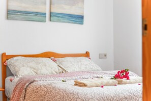 2 bedrooms, iron/ironing board, WiFi, bed sheets - Apartment 'Buen Ambiente' with Shared Pool, Shared Garden and Wi-Fi (Orihuela)