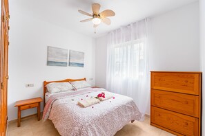 2 bedrooms, iron/ironing board, WiFi, bed sheets - Apartment 'Buen Ambiente' with Shared Pool, Shared Garden and Wi-Fi (Orihuela)