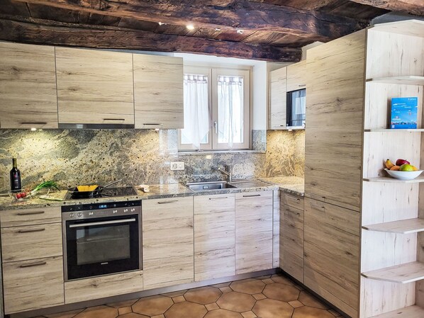 Jääkaappi, mikroaaltouuni, uuni, astianpesukone