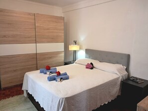 1 bedroom, desk, Internet