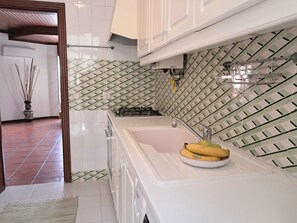 Jääkaappi, mikroaaltouuni, uuni, keittoastiat/astiat/ruokailuvälineet