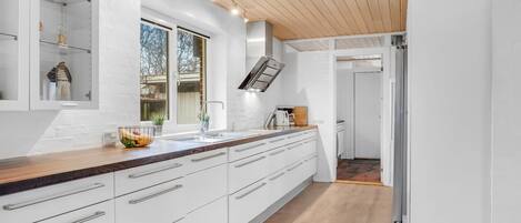 Kjøleskap, mikrobølgeovn, oppvaskmaskin og kjøkkenutstyr