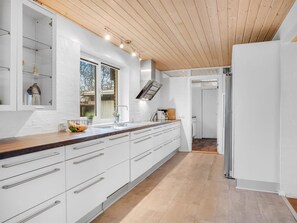 Kühlschrank, Mikrowelle, Geschirrspüler, Kochgeschirr/Geschirr/Besteck