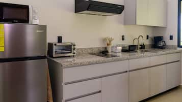 Refrigerador, microondas, placa de cocina, cafetera/tetera