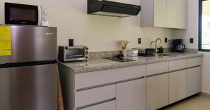 Frigorífico, microondas, placa de cocina y cafetera o tetera
