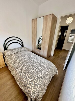 3 多间卧室、熨斗/熨衣板、上网接入