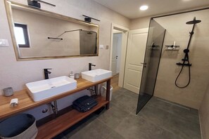 Dusche, Haartrockner, Handtücher