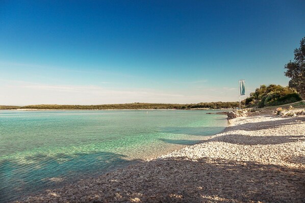 Una spiaggia nelle vicinanze