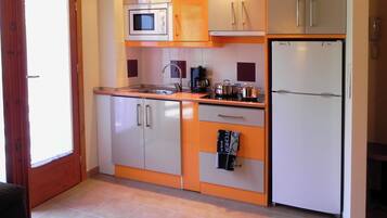 Full-sized fridge, microwave, stovetop, cookware/dishes/utensils