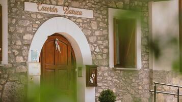 Vista frontal de la propiedad