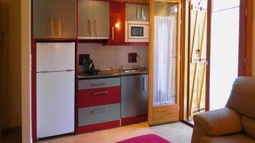 Apartamento superior, balcón, vistas a la montaña | Espacio para trabajar con un portátil y tabla de planchar con plancha