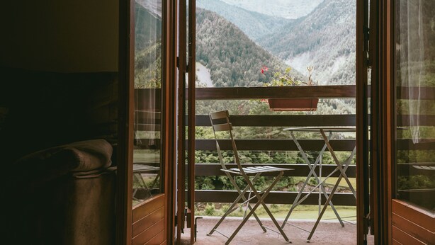 Ein Balkon mit Blick auf eine Berglandschaft.