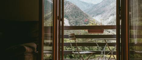Appartement Supérieur, balcon, vue montagne | Coin séjour
