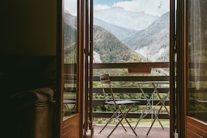 Superior Apartment, Balcony, Mountain View | Living area