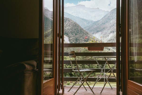 Superior Apartment, Balcony, Mountain View | Living area - Caserón Baruca (Bielsa)