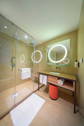 Shower, rainfall showerhead, free toiletries, slippers
