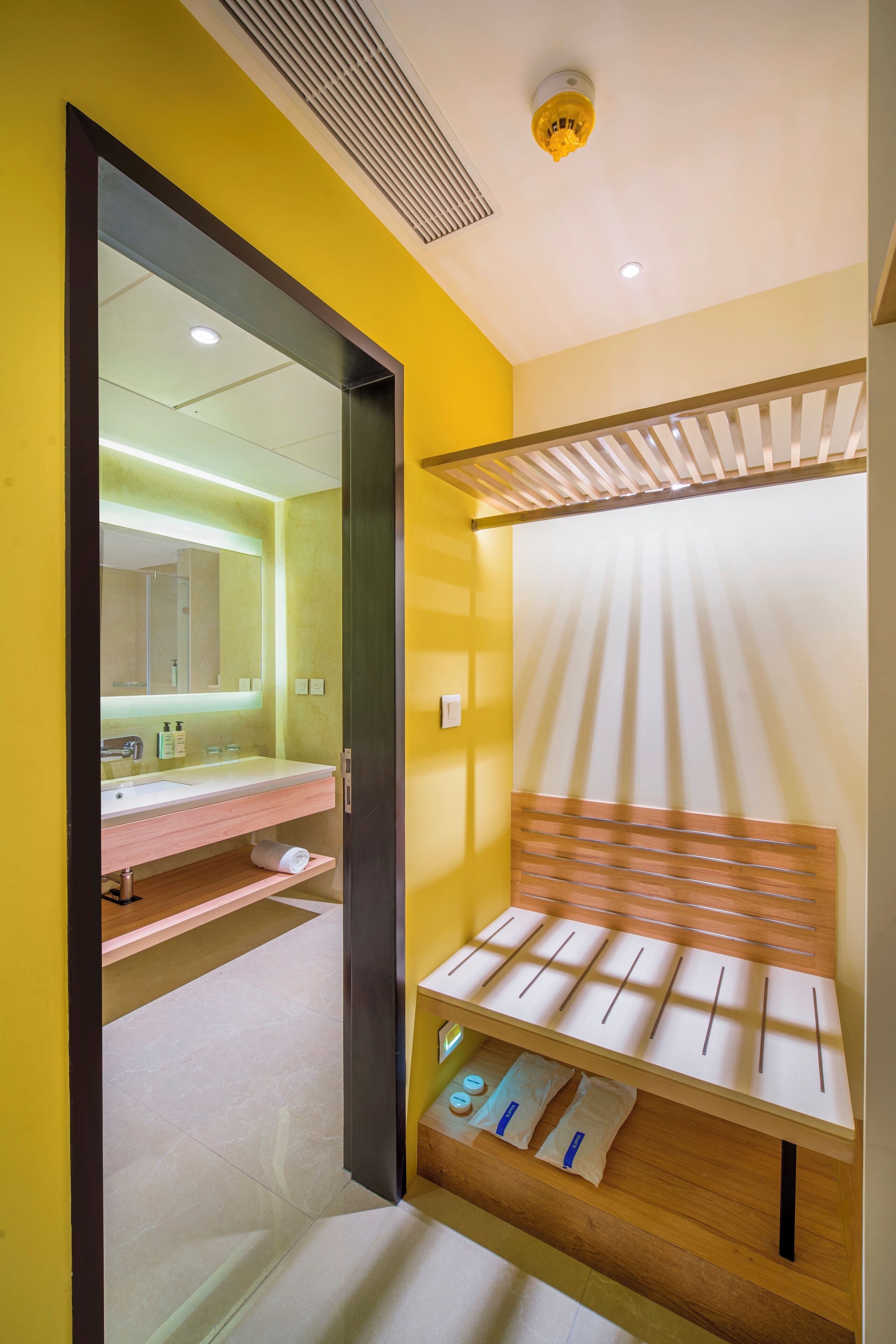 Suite | Bathroom | Shower, rainfall showerhead, free toiletries, slippers