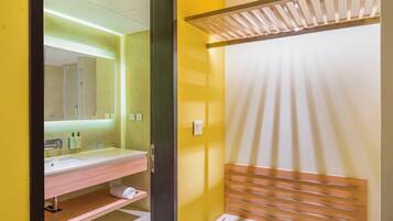 Suite | Baño | Regadera, regadera tipo lluvia, amenidades de baño gratuitas, pantuflas