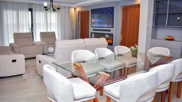 Apartamento de lujo | Zona de estar | Una televisión de pantalla plana