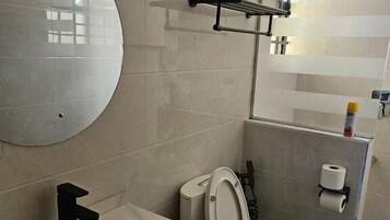 Apartamento Confort, 1 habitación, vistas al jardín | Baño | Albornoces, zapatillas y bidé