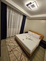 Apartemen Comfort, 1 kamar tidur, pemandangan kebun | Brankas, didekorasi berbeda-beda, dan ruang kerja ramah laptop