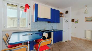 Kühlschrank, Ofen, Herdplatte, Kochgeschirr/Geschirr/Besteck