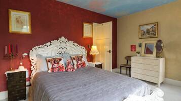 4 kamar tidur dan didekorasi berbeda-beda