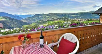 Farmhouse 'Gatterpunerhof' with Mountain View, Shared Terrace and Wi-Fi