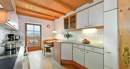Bauernhaus 'Tschafon' mit Bergblick, Gemeinschaftsterrasse und Wi-Fi