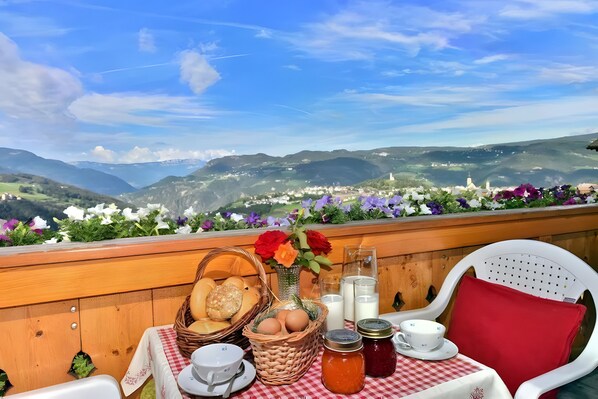 Outdoor dining - Farmhouse 'Tschafon' with Mountain View, Shared Terrace and Wi-Fi (Völs am Schlern)
