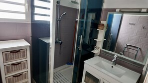 Dusche, Haartrockner, Handtücher, Toilettenpapier