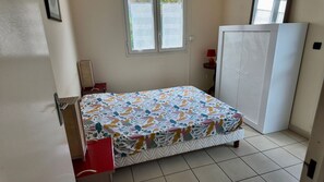 2 bedrooms, iron/ironing board, bed sheets