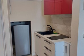 Kühlschrank, Mikrowelle, Herdplatte, Wasserkocher mit Kaffee-/Teezubehör