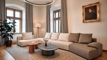 Deluxe Suite, Park View | Living room