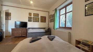 1 dormitorio, tabla de planchar con plancha, wifi y ropa de cama