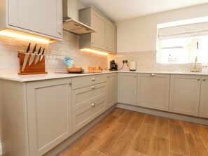 Keittoastiat/astiat/ruokailuvälineet