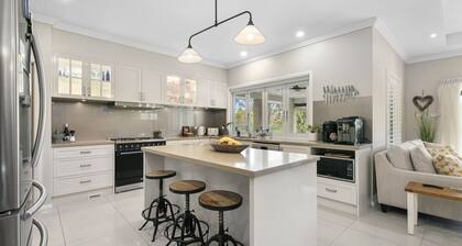 Mistletoe Lakehouse -  stunning 5–6 bedroom residence set on 7 tranquil acres,