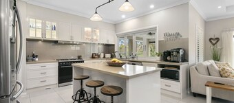 Mistletoe Lakehouse - stunning 5–6 bedroom residence set on 7 tranquil acres,