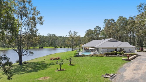Mistletoe Lakehouse -  Stunning 6–7 bedroom residence set on 7 tranquil acres,