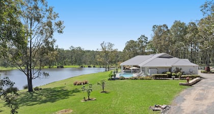 Mistletoe Lakehouse - Stunning 6–7 bedroom residence set on 7 tranquil acres,