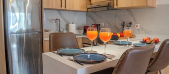 Beach 3 Min Away, Brand New 1-bedroom apartment with WiFi, AC