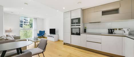 Luxury Apartment, City View | In-room dining