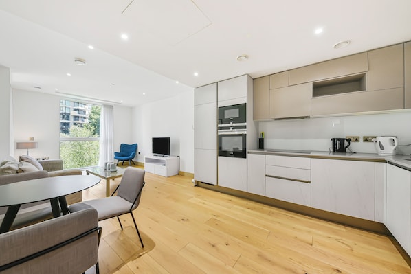 Luxury Apartment, City View | In-room dining