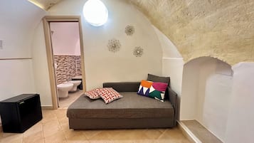 Habitación doble superior | Área de sala de estar | Televisión de pantalla plana