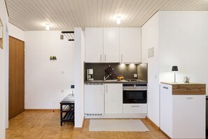 Kjøleskap, ovn, kokeplater og kaffetrakter/tekoker