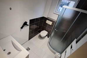 Douche, sèche-cheveux, serviettes fournies, savon