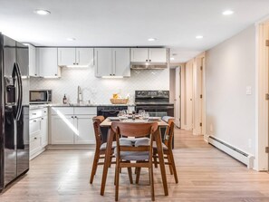 Réfrigérateur, four à micro-ondes, un four, surface de cuisson